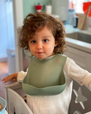 Hanna Mangan Lawrence Instagram - 18 months and 10 days of Roro! You can’t see here but we are packing up our home and moving just outside of LA. Romi definitely knows something is happening but he can’t quite understand what. Right now he’s enjoying the packing process - I was on the phone to my Mum and she saw a ball pump in my living room and she asked me what I had it out for, I replied “oh I’ve tried to pack it five times but Roman has other plans for it”. 🐒Sending our love to all the people we are missing right now xx