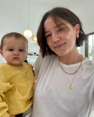 Hanna Mangan Lawrence Instagram - Got a little chop 🥩 💇🏻‍♀️