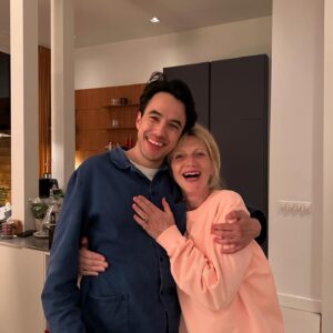 Hanna Obbeek Instagram - Meer dagelijks vastleggen om op terug te kunnen kijken maakt me zo blij de afgelopen tijd. Dit was het moois van vorige week:

1. Mijn hart, familie 🩷
2. Zo trots op @jeremyversluys z’n eerste ingelijste werk!
3. Matilda de musical film in bed, zo ontroerend en fun en gelaagd en geweldig 🥹
4. En geobsedeerd geraakt, dus aan m’n moeder gevraagd of ze mijn oude originele Matilda boek wilde meenemen zodat ik die weer kan lezen!
5. Het eerste jaar met deze tuin en elke dag is er iets nieuws te zien wat opkomt en leeft. De allium bollen zijn inmiddels net zo groot als ikzelf
6. Echt!
7. Voor het eerst dit jaar weer eten in het park 🤍
8. The morning after @hannashuiskamer ☺️
9. Deze kleur!!
10. Deze sfeer, een 10/10 van mij