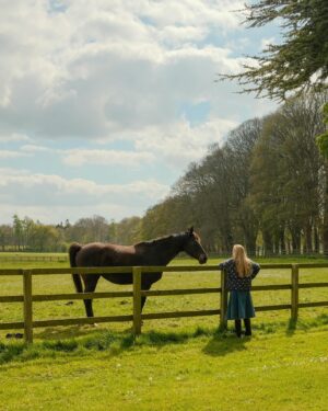 Hanna Obbeek Instagram - Afgelopen weken ☁️

1 t/m 4. Onze verjaardagsweek in Engeland, met de allerfijnste bnb @parkmillfarm inclusief bestie Micheal die ons elke ochtend wakker kwam maken door op de deur te tikken met z’n snavel. Ook de eerste gans in de wereld die geaaid wil worden?? 🪿
5. Ik moest huilen van dit verjaardagscadeautje 
6. Ily @spaceykacey 
7. Ily aarde
8. Ik kan niet wachten tot we meer zonnige dagen kunnen doorbrengen in dit steeds mooier wordende tuintje
9. Favoriete boeken op het moment 💚
10. Spontaan ijsjes halen met de liefste, na een @hannashuiskamer yin lesje afgelopen week