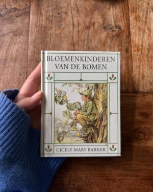 Hanna Obbeek Instagram - Afgelopen weken ☁️

1 t/m 4. Onze verjaardagsweek in Engeland, met de allerfijnste bnb @parkmillfarm inclusief bestie Micheal die ons elke ochtend wakker kwam maken door op de deur te tikken met z’n snavel. Ook de eerste gans in de wereld die geaaid wil worden?? 🪿
5. Ik moest huilen van dit verjaardagscadeautje 
6. Ily @spaceykacey 
7. Ily aarde
8. Ik kan niet wachten tot we meer zonnige dagen kunnen doorbrengen in dit steeds mooier wordende tuintje
9. Favoriete boeken op het moment 💚
10. Spontaan ijsjes halen met de liefste, na een @hannashuiskamer yin lesje afgelopen week