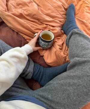 Hanna Obbeek Instagram - Afgelopen avonden hadden we de Midwinter yin yoga specials gepland staan, om deze fijne tijd samen te vieren en het jaar ontspannen af te sluiten. Maar tijdens de voorbereidingen riep m’n lichaam zoooo hard om rust dat ik voelde; I gotta practice what I preach 🙃 het was echt de hoogste tijd voor een pauze, dus ik heb de specials helaas moeten afzeggen. Moge dit je reminder zijn om naast alle drukte en gezelligheid deze dagen ook even de stilte op te zoeken. Nu is de tijd voor diepe rust, om op te laden 🤍 Xx en hopelijk tot volgend jaar!