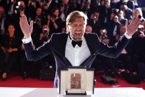Hanna Oldenburg Instagram - Palme d’Or 🏆 BOOOOM!!!! 💣💥🔥🛥 @neonrated @ruben_ostlund @plattformproduktion 
.
.
.
.
.
.
#triangleofsadness #triangleofsadnessfilm #cannes #palmedor #camnesfilmfestival #cannesfilmfestival2022 #rubenostlund #charlbidean #harrisdickinson #rubenöstlund #erikhemmendorff #film #movie #filmawards #guldpalmen #hannaoldenburg #actress