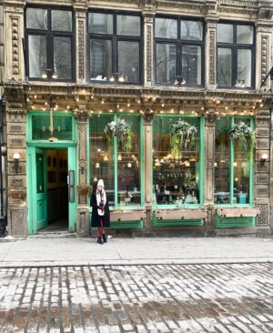 Hannah Bamberg Instagram - Old Montreal is the cute, quaint, winter wonderland of my dreams❄️🍁
The cobble stone streets were made in the 1600s😳 Pretty cool! Everyone speaks French…so I have no idea what is going on…but I’m having a blast. The people have been delightful, telling us places to go and little facts about the culture here in Quebec. #travelcouples #montréal #oldmontreal #visitmontreal
