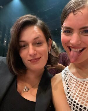 Hannah Hoekstra Instagram - (∩ ͡° ͜ʖ ͡°)⊃━☆ﾟ. *  Zazie Stevens, 
mn lievelingskunstenares en vriendin heeft deze foto gemaakt ze ziet dingen waar andere mensen helemaal niet bijkunnen al sinds ik haar ken. 
Ze maakt en geeft licht, op mn pad en in mn hoofd. ♥️