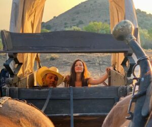Hannah James Instagram - Friday glow ✨🐎wheels stayed on this time thanks to my chaperone. 

#horseluck #onset #fridayvibes #magichour
📸: @felipeorozcousa