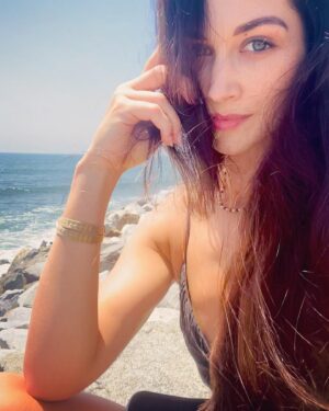 Hannah James Instagram - 🌊🫠 

#malibu #coast #happyhumpday🐫