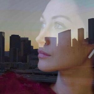 Hannah James Instagram - Sneak peaks from Houston 🎬♥️ Fall, ‘22
.
.
.
Photo cred: @andydelaney 
.
.
.
#hollybynightfall #hbn #screenshot #film