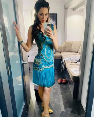 Hannah James Instagram - A touch of fun with @westworldhbo last night 🦚 thank you for letting me slide into your storyline 🦋…

#westworld #season4 #clementine #peacock #blue #1920s