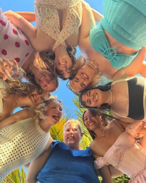 Hannah Leigh Instagram - 🌸🌺 Island Hannah unlocked thanks to @bartandbarchtravel and @navigareyachting ⚓️🛥️