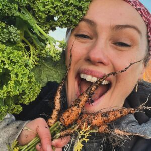 Hannah New Instagram - Happy New Year you lovely beings! I know it is nearly a week late but here’s to 2024! 2023 was filled with learning and growth… both personally and literally. It was the first year I grew my own veg and I’m so bloody grateful for the patch and everything it has given me and my loved ones…And continues to give even in the depths of winter!! Can’t recommend veg patch therapy enough!!! My plans for the patch are bigger and better for 2024… and my dreams for my own growth are huge too!! I’ve been working away on a very fun writing project this first week of 2024 and I can’t wait to share it with you all. In the meantime I wanted to say a huge thanks to all of you lot too who have watched and enjoyed my thespian escapades… there’s a lot more to come in 2024 so watch this space! So much love to you all and hoping all your dreams for 2024 come true! ❤️💫🥂🍾🥦🥕🥰❤️🌸🍄🙏😘 #vegpatchtherapy #growyourown #growthmindset #grubbyandgrateful #bridgertonseason3 #blacksailsnetflix #bringon2024