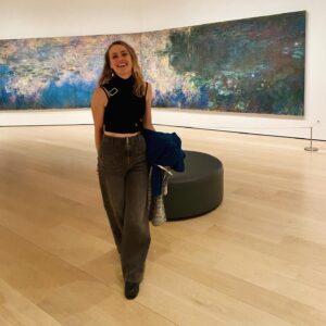 Hannah New Instagram - Today I found myself in a lily pond and then ring of dancing beauties…what a way to end an amazing trip! Thank you @bridgertonnetflix 🙏❤️@themuseumofmodernart #moma #newyorkmagic