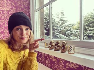 Hannah New Instagram - And the brass monkeys were here to greet me on my arrival in Scotland… mental! 🤯🙈🙊🙉😂🏴󠁧󠁢󠁳󠁣󠁴󠁿#serendipitydodah #itsbrassmonkeysoutthere #seenoevilhearnoevilspeaknoevil #winterwonderland #stunningscotland