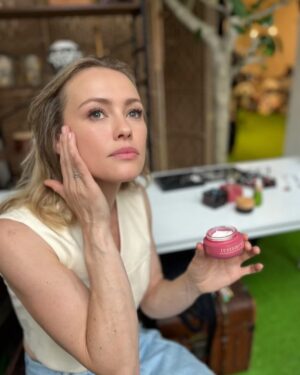 Hannah New Instagram - Who’s watching @bridgertonnetflix this weekend!? Check out Bridgerton’s newest star @hannahnewuk behind the scenes of her upcoming shoot with @the.baremag , with skin prepped with Testament Beauty and makeup by @welovecoco , all by the talented @tina_turnbow !🤍

Products used:
Ancient Vine Vitality Serum for glow and moisture 💦
Damascena Rose Moisturizer for a balanced complexion ⚖️
Moroccan Chamomile Sleeping Mask used as a makeup primer!💄

#testamentbeauty #bridgerton #ladytilleyarnold #ladytilly #bridgertonnetflix #bridgertonseason3