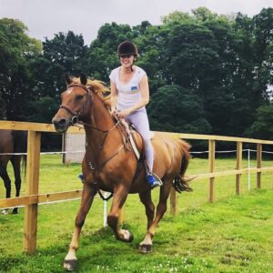 Hannah New Instagram - Not in the right footwear but I couldn’t resist…so good to be back in the saddle… can you tell from my goofy grin!!?? 🤣🤣🤣 Thanks @poppedicon and Smithy…he’s a champ! 🐎❤️#cowgirl #horsingaround #goofygrin #happyhooves