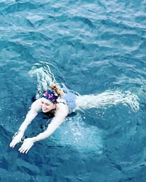 Hannah New Instagram - Cold water mermaid practice…the smile is literally frozen on my face since the icy dip…thank f*ck the first face I made when I got in didn’t stick!!! Thanks to @mccreadievicki @faypreene for the inspiration! 🤣🧜‍♀️ #mermaidintraining #brassmonkey #coldwaterswimming #mentalhealthmatters #wimhof #waterwarriors #happyplace #oceangratitude