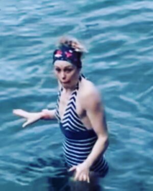 Hannah New Instagram - Cold water mermaid practice…the smile is literally frozen on my face since the icy dip…thank f*ck the first face I made when I got in didn’t stick!!! Thanks to @mccreadievicki @faypreene for the inspiration! 🤣🧜‍♀️ #mermaidintraining #brassmonkey #coldwaterswimming #mentalhealthmatters #wimhof #waterwarriors #happyplace #oceangratitude