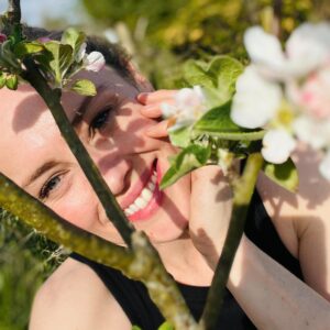 Hannah New Instagram - Spring has sprung guys and my apple trees are showing off! I#❤️🙏💫🍎🌸🌳#springhassprung #orchardjoy #happyplace