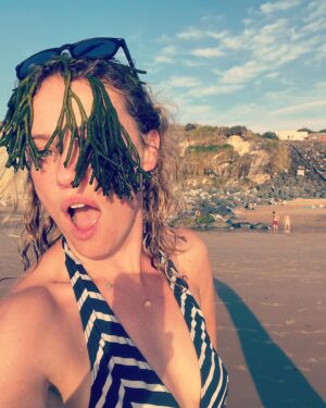 Hannah New Instagram - When you see people taking selfies on the beach and you think now’s the time to up your Instagram game @ruthmcnabartist #nailedit #bluesteel #makedowithwhatyougot #seaweedselfie #seaweedstyling