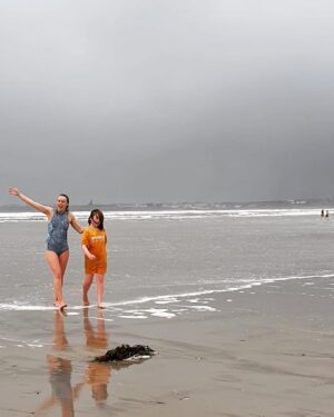 Hannah New Instagram - Merry Christmas, you salty sea dogs! Sending so much love to you all! My super brave nephew and I managed to swim in the wild Atlantic Ocean so we definitely earnt our Christmas dinner…thinking of everyone who are working hard to bring a bit of Christmas cheer to those who are having it tough through this cost-of-living crisis… please think about donating to great organisations such as @the_blankfaces (who made my beanie) @sheltercharity @focusirelandcharity 😘❤️🍾🥂🎄#christmasclense #brassmonkeys #wildatlanticway #hottoddysavedme