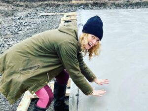Hannah New Instagram - Can’t tell you how excited I am about my concrete slab… but would you really care? 🤔🤣#farmlife #concretefever #walkoffamepractice #hollywoodboulevard #bloodyniceslab