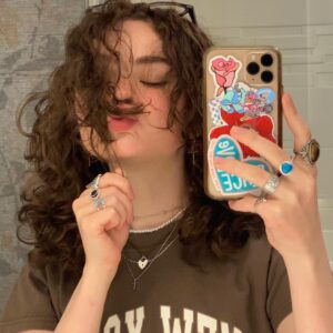 Hannah Riley Instagram - hair growth update ft my weird red eye. hope this made u yawn.