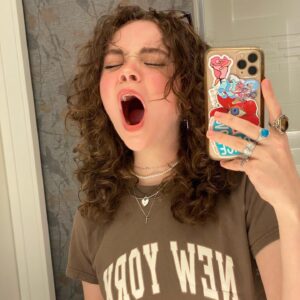 Hannah Riley Instagram - hair growth update ft my weird red eye. hope this made u yawn.