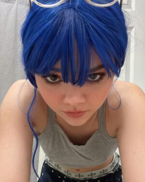 Hannah Riley Instagram - might snatch my sisters wig what y’all think 

-
(alternative caption: wasn’t bullied enough in high school)