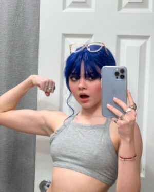 Hannah Riley Instagram - might snatch my sisters wig what y’all think 

-
(alternative caption: wasn’t bullied enough in high school)