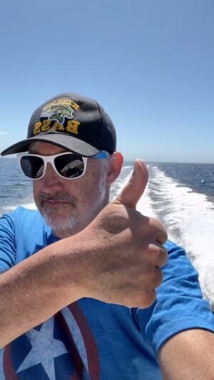 Harland Williams Instagram - Motion in the ocean! How’s your Wednesday going ehhhh? #seaflea #freewilly @seaworld @thedailyjaws @richarddreyfussofficial_ @starkistcharlie @aquamanmovie @longjohnsilvers