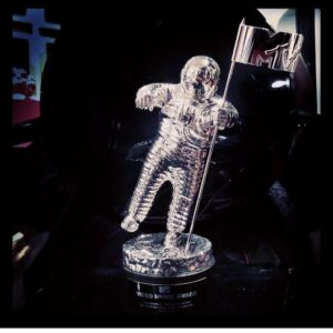 Harold Jiménez Instagram - Hasta que Llego a mis manos este premio #mtv americano que nos ganamos con el vídeo de #migente de @jbalvin y les voy a contar porque es tan especial... es la primera vez que una productora Colombiana se gana este premio, es un sueño que hace 8 años cuando empezamos @36grados lo veíamos muy muy lejos en una industria que apenas empezaba en Medellín pero con trabajo en equipo, talento y ganas de hacer las cosas bien hoy lo tenemos, así que todos los que están empezando en este mundo audiovisual sueñen y hagan realidad sus ideas que no se imaginan lo bonito que se siente!