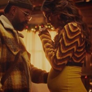 Harold Jiménez Instagram - Felices de hacer parte de esta bonita historia con estos dos grandes personajes @greeicy @mikebahia felicidades compañeros!! Gracias al equipo de @36grados que logro esto en tiempo record.

Dir: @paloopaloma 
Pe: @verovelezolano 
Dp: @camilogutier 
Prod: @melvira.londono 
Art: @lauraahenaao @lucasspotflaco 
Vest: @carolinaseruri 
Post: @invisible_work_ 
Color: @felipemartinezu 

Y el resto del equipo que lo hizo posible GRACIAS!