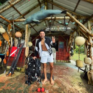 Harold Jiménez Instagram - FELICIDAD! la palabra de este fin de semana en Nuqui, ballenas, buceo y nuevos amigos!!! 🐋🤿🌴 GRACIAS DIOS!!
