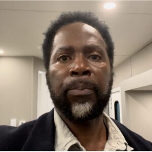 Harold Perrineau Instagram - Photo dump from last night. Thanks @grayscaleic for that beautiful suit and thanks to @jackibrowngrooming & @coleskincareformen for always getting a brother together. Quite a quick change around from the last picture here 😂. I love this crew of people. @thebestmanmovie @fromonepix I gotta mention my ride or die family. They always hold me up.