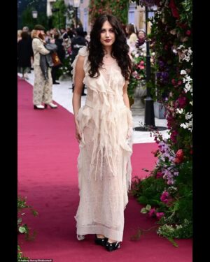 Harriet Cains Instagram - *Inserting myself here…

Wearing @dior by Maria Grazia Chiuri
Jewellery by Dior Rose Des Vents 

Styled by @naifhen 
Hair by @emmasmallhairandmakeup 
Make up by @annainglishall_makeup using @diorbeauty 
🖤🖤🖤

Thanks to @acepublicrelations always 💫

📸 
1. Anthony Harvey | Shutterstock
2. Lia Toby | Getty Images
3. John Phillips | Getty Images