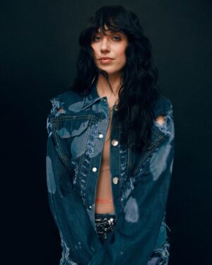 Harriet Cains Instagram - Nottingham-born actress @harriet.cains had no idea what she was getting into when she booked the role of Philipppa Featherington in Netflix’s viral period drama series @bridgertonnetflix. This season of Bridgerton, we see Philippa come into her own as a wife and a sister. Ahead of the season premiere, 1883 sat down with Harriet Cains to discuss her inspirations, what she listens to while preparing to step into Philippa’s shoes on set, and what it takes to be a Featherington. 

#linkinbio to read!

Interview @hello.imrachel 
Photography @emiliastaugaard 
Styling @naifhen 
Makeup @annainglishall_makeup 
Hair @emmasmallhairandmakeup 

#bridgerton