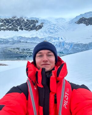 Harrison Osterfield Instagram - Wishing you all a very merry Christmas.💈

Trip of a lifetime. ❤️ Grateful to have been of such an amazing trip thanks to @abercrombiekent . Seeing some of my favorite wildlife in person and also visiting Palmer station who are doing such amazing studies of the impact of climate change in Antarctica.

A whale of a time. 🐋