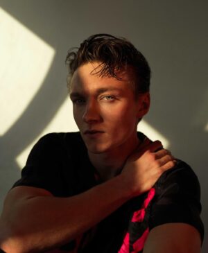 Harrison Osterfield Instagram - ‘My fault?! What did I do? 😂’
@fault_magazine Cover Shoot

📸: @josephsinclair 
Styling: @ellagaskellstylist 
Groomer: @petransellge