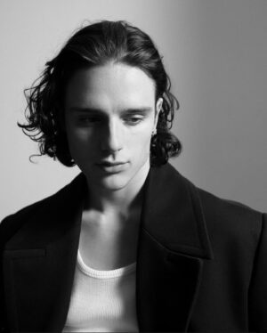 Harry Collett Instagram - @behindtheblinds x @louisvuitton 

📸 @debora_brune 
👔 @_stevenhuang 
🖌️ @knightjosh