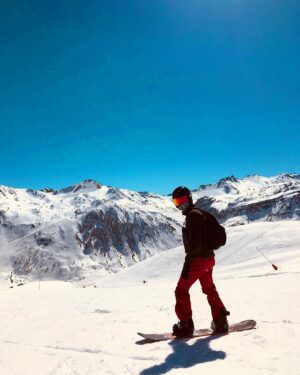 Harry Holland Instagram - “Take a photo standing still so people don’t know you can’t snowboard...” 😂 @leozaidibroadhead