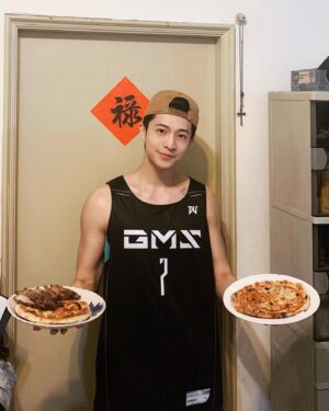 Harry Lu Instagram - 是該稍微放縱一下了吧, 好一段時間都自己煮飯. 雖然想好好瘦身但看到 @pinpizzabar 還是受不了, 頂多等等多做兩組跳繩嘛 😝
在家裏吃的好處就是邊看電視邊吃, 坐著吃躺著吃抱著貓吃都好吃. 
在他店裡吃就是可以享受很有品味的裝潢, 淋上超棒的辣油, 享受吃飽後那杯超幸福的布丁 ❤️ 疫情過後真的要再去內壢一趟了. 
最後一張真的... 夾著厚切鹹豬肉一起吃超級幸福（別問我為什麼照片裡沒有貓, 貓想吃到快瘋掉直接在一旁崩潰咆哮
#bestpizzasofarintaiwan
#新訂的球衣版型也太怪根本圍裙