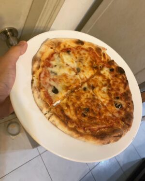 Harry Lu Instagram - 是該稍微放縱一下了吧, 好一段時間都自己煮飯. 雖然想好好瘦身但看到 @pinpizzabar 還是受不了, 頂多等等多做兩組跳繩嘛 😝
在家裏吃的好處就是邊看電視邊吃, 坐著吃躺著吃抱著貓吃都好吃. 
在他店裡吃就是可以享受很有品味的裝潢, 淋上超棒的辣油, 享受吃飽後那杯超幸福的布丁 ❤️ 疫情過後真的要再去內壢一趟了. 
最後一張真的... 夾著厚切鹹豬肉一起吃超級幸福（別問我為什麼照片裡沒有貓, 貓想吃到快瘋掉直接在一旁崩潰咆哮
#bestpizzasofarintaiwan
#新訂的球衣版型也太怪根本圍裙