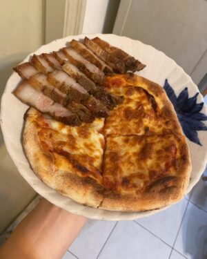 Harry Lu Instagram - 是該稍微放縱一下了吧, 好一段時間都自己煮飯. 雖然想好好瘦身但看到 @pinpizzabar 還是受不了, 頂多等等多做兩組跳繩嘛 😝
在家裏吃的好處就是邊看電視邊吃, 坐著吃躺著吃抱著貓吃都好吃. 
在他店裡吃就是可以享受很有品味的裝潢, 淋上超棒的辣油, 享受吃飽後那杯超幸福的布丁 ❤️ 疫情過後真的要再去內壢一趟了. 
最後一張真的... 夾著厚切鹹豬肉一起吃超級幸福（別問我為什麼照片裡沒有貓, 貓想吃到快瘋掉直接在一旁崩潰咆哮
#bestpizzasofarintaiwan
#新訂的球衣版型也太怪根本圍裙