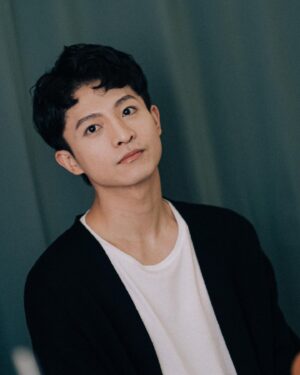Harry Lu Instagram - 小時候很不喜歡自然捲 常常被取綽號 被笑 
高中的時候每天都要用離子夾把頭髮夾直一點才敢出門上課 但ㄧ流汗或淋到雨 整個又更捲了 🙈
你們也有因為自然捲而被取過綽號嗎?