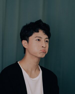 Harry Lu Instagram - 小時候很不喜歡自然捲 常常被取綽號 被笑 
高中的時候每天都要用離子夾把頭髮夾直一點才敢出門上課 但ㄧ流汗或淋到雨 整個又更捲了 🙈
你們也有因為自然捲而被取過綽號嗎?