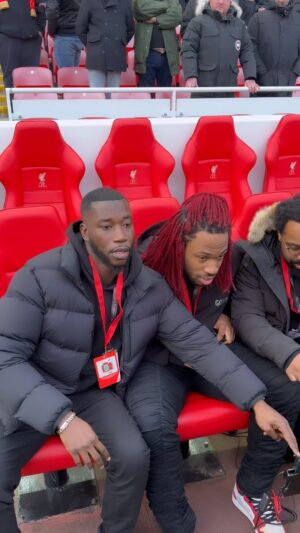 Harry Pinero Instagram - Done a team talk with the boys before the game, they’re ready!

Thanks to @nikefootball for hosting me and my mates.

#WeAreWinning