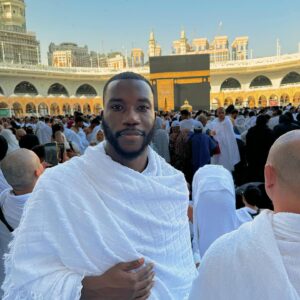 Harry Pinero Instagram - My first Umrah felt so good i had to do it again, May Allah SWT accept our fast during this holy month of Ramadan. 🤲🏿🕋