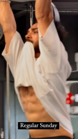 Harsh Rajput Instagram - Sunday or sundae🍨
.
.
.
.
.
Thanks @sheezan9 for this video💪🏻
#harshrajput #sixpack #hotmen #men #fitness #goals #bucketlist #core #sunday