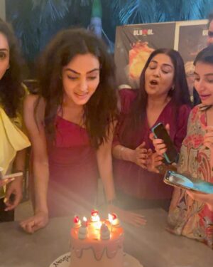Harsh Rajput Instagram - Happy birthday dearest @himanshiparashar 
May this year brings lots of love and prosperity to you.
Godbless you🤗
.
.
.
.
.
#harshrajput #himanshiparashar #vijayendrakumeria #tmd #rumi #actor #birthday #celebration #cake #gratitude