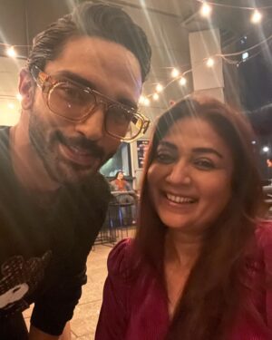 Harsh Rajput Instagram - Happy birthday dearest @himanshiparashar 
May this year brings lots of love and prosperity to you.
Godbless you🤗
.
.
.
.
.
#harshrajput #himanshiparashar #vijayendrakumeria #tmd #rumi #actor #birthday #celebration #cake #gratitude